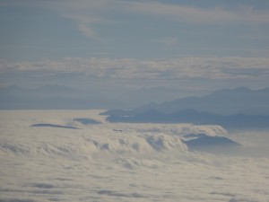 2-9台湾　飛行機から見た雲の上の山々